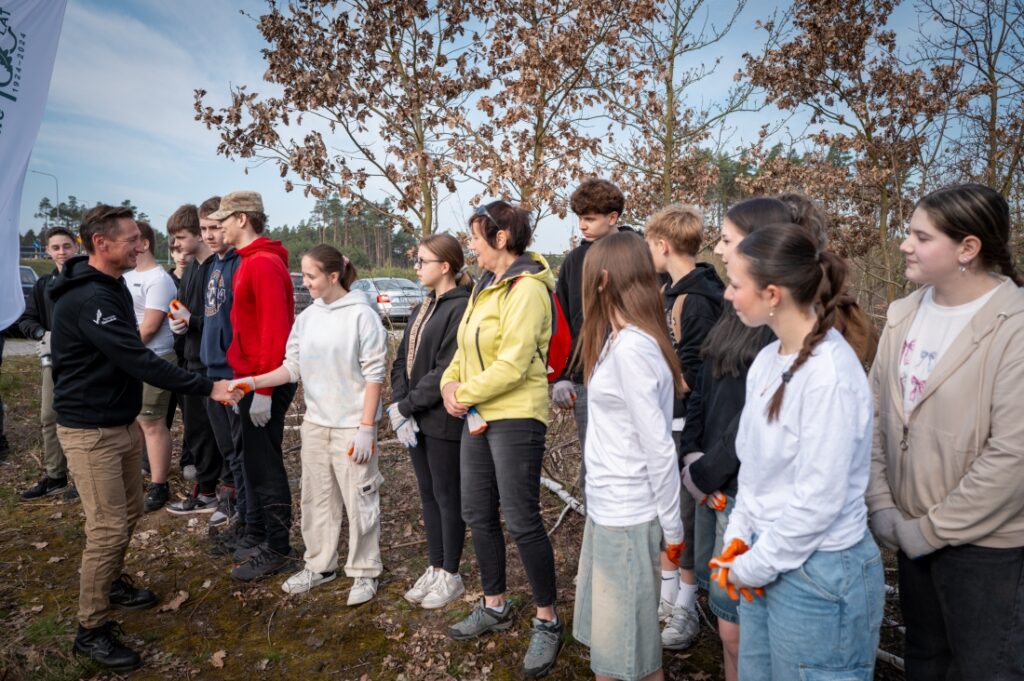 Marszałek Województwa Zachodniopomorskiego i młodzież podczas sadzenia lasu 15 kwietnia 2025 r.