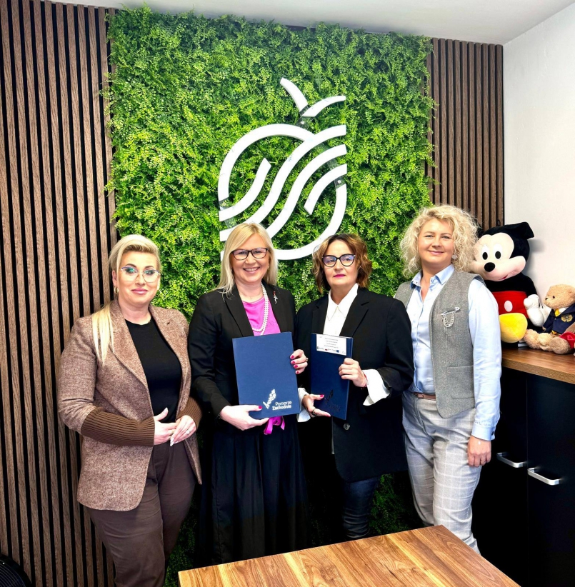 Wicemarszałkini Województwa Zachodniopomorskiego Anna Bańkowska, Radna Województwa Zachodniopomorskiego Beata Smoleńska spotkały, Prezeska Zarządu Wodociągi Rewal Magdalena Balkowska-Nowak oraz Dyrektorka Biura Zarządu Spółki Joanną Piwińska po podpisaniu umowy