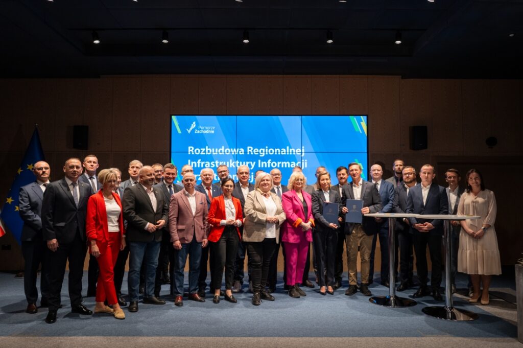 Podpisanie umowy z władzami wszystkich powiatów i miast na prawach powiatu na wdrożenie Regionalnej Infrastruktury Informacji Przestrzennej Województwa Zachodniopomorskiego, Szczecin w dniu 15.04.2025