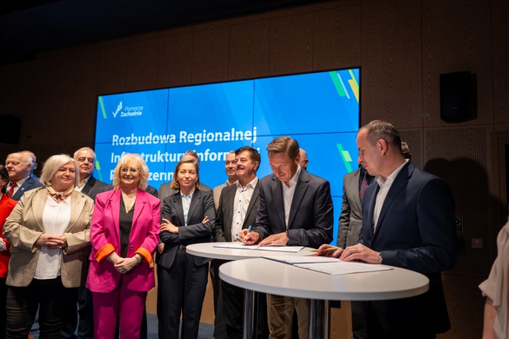 Podpisanie umowy z władzami wszystkich powiatów i miast na prawach powiatu na wdrożenie Regionalnej Infrastruktury Informacji Przestrzennej Województwa Zachodniopomorskiego, Szczecin w dniu 15.04.2025