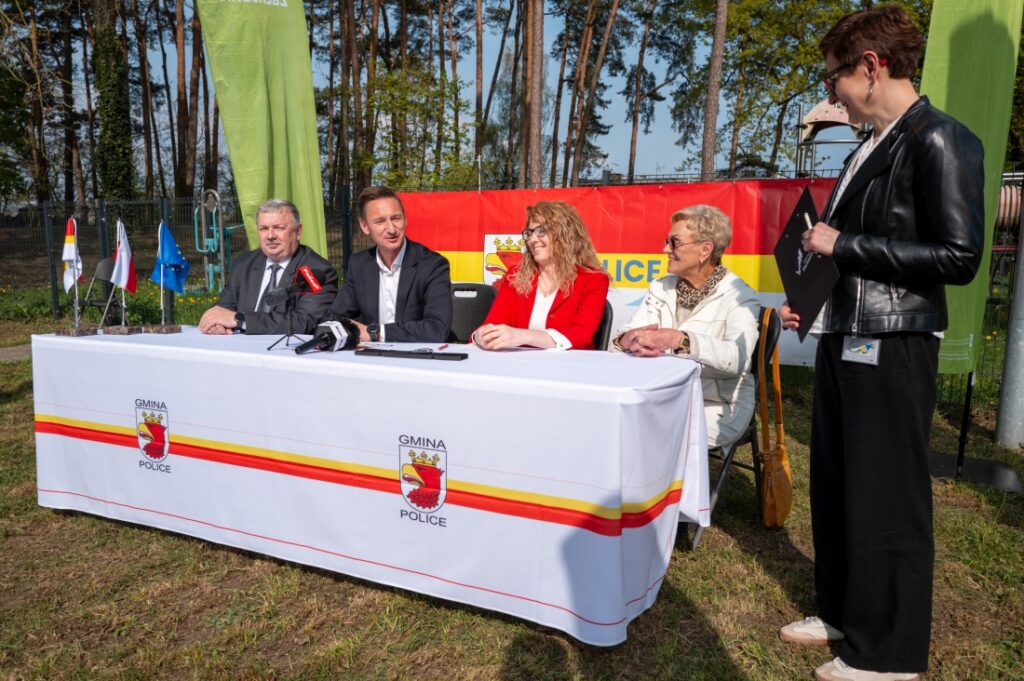 Na zdjęciu m. in. Marszałek Województwa Zachodniopomorskiego Olgierd Geblewicz, Burmistrz Nowego Warpna Jarosław Burba, wiceburmistrz Polic Magdalena Sosnowska podczas podpisania umowy na realizację inicjatyw dla mieszkańców powiatu polickiego w ramach Grantów Osiedlowych, 23 kwietnia 2025 r. w Mścięcinie