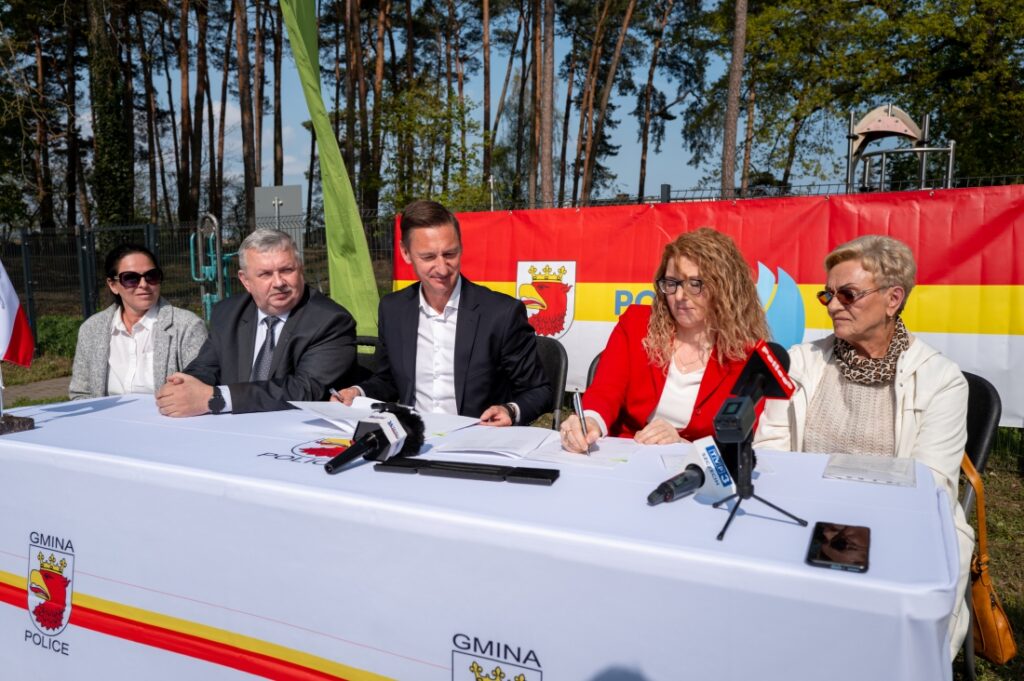 Na zdjęciu m. in. Marszałek Województwa Zachodniopomorskiego Olgierd Geblewicz, Burmistrz Nowego Warpna Jarosław Burba, wiceburmistrz Polic Magdalena Sosnowska podczas podpisania umowy na realizację inicjatyw dla mieszkańców powiatu polickiego w ramach Grantów Osiedlowych, 23 kwietnia 2025 r. w Mścięcinie