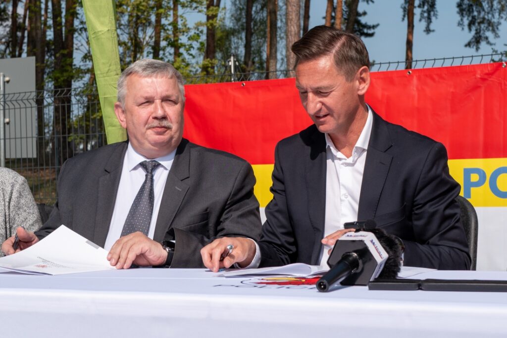 Na zdjęciu Marszałek Województwa Zachodniopomorskiego Olgierd Geblewicz, Burmistrz Nowego Warpna Jarosław Burba, podczas podpisania umowy na realizację inicjatyw dla mieszkańców powiatu polickiego w ramach Grantów Osiedlowych, 23 kwietnia 2025 r. w Mścięcinie