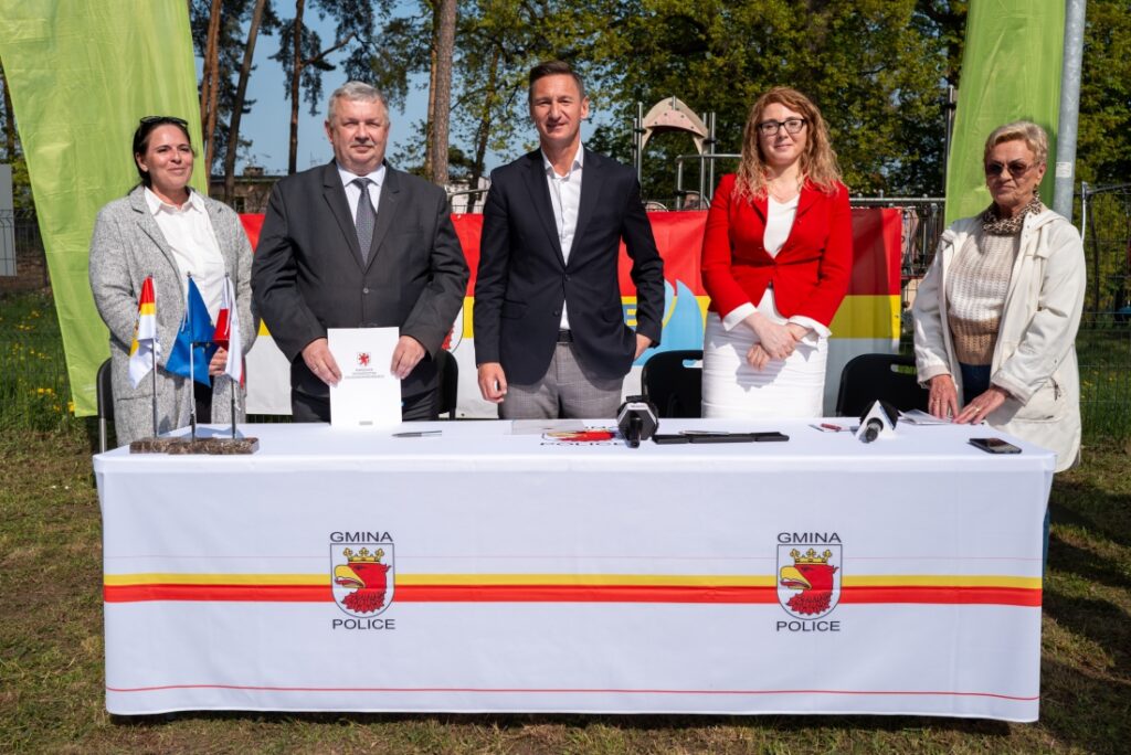 Na zdjęciu m. in. Marszałek Województwa Zachodniopomorskiego Olgierd Geblewicz, Burmistrz Nowego Warpna Jarosław Burba, wiceburmistrz Polic Magdalena Sosnowska podczas podpisania umowy na realizację inicjatyw dla mieszkańców powiatu polickiego w ramach Grantów Osiedlowych, 23 kwietnia 2025 r. w Mścięcinie