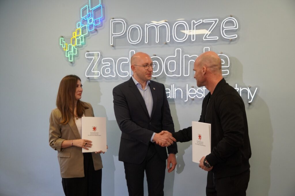 Na zdjęciu m. in. wicemarszałek Jakub Kowalik podczas podpisywania umowy na dofinansowanie dla Centrum Terapii i Wspierania Rozwoju Dziecka w Koszalinie