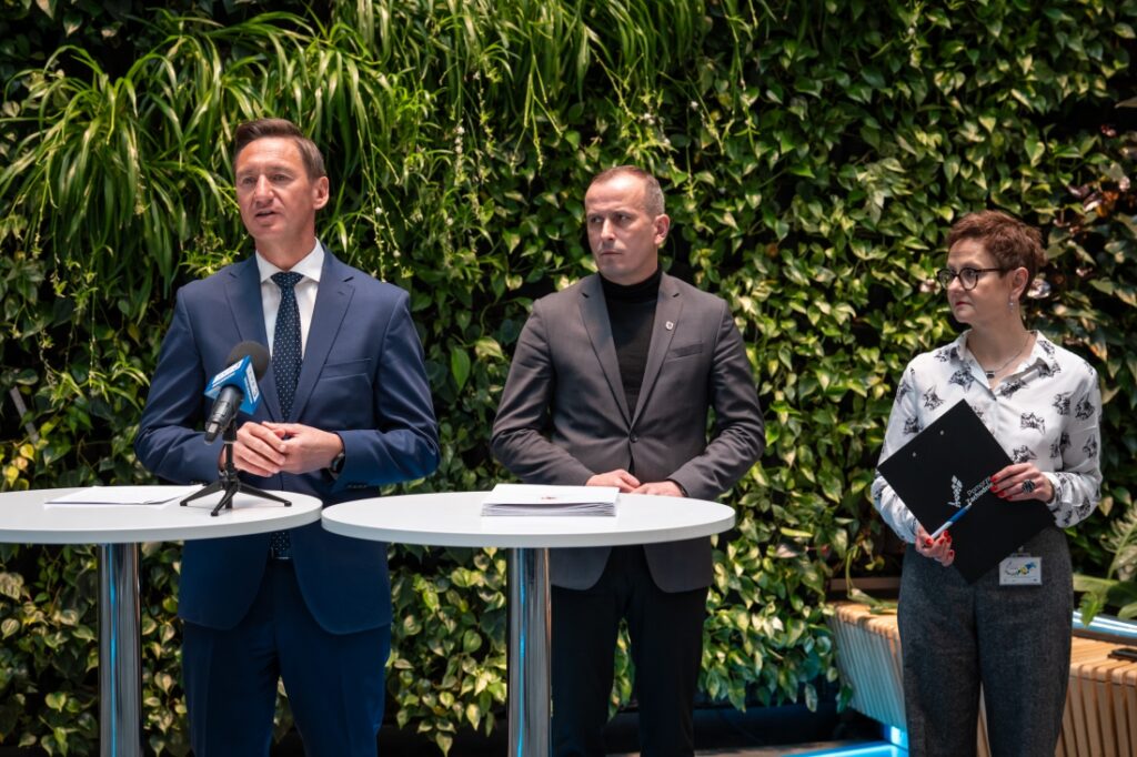 Wręczenie podpisanych umów wsparcia beneficjentom dotacji z KPO na modernizację i rozbudowę sieci wodno-kanalizacyjnych. Urząd Marszałkowski Województwa Zachodniopomorskiego 7 kwietnia 2025 r.