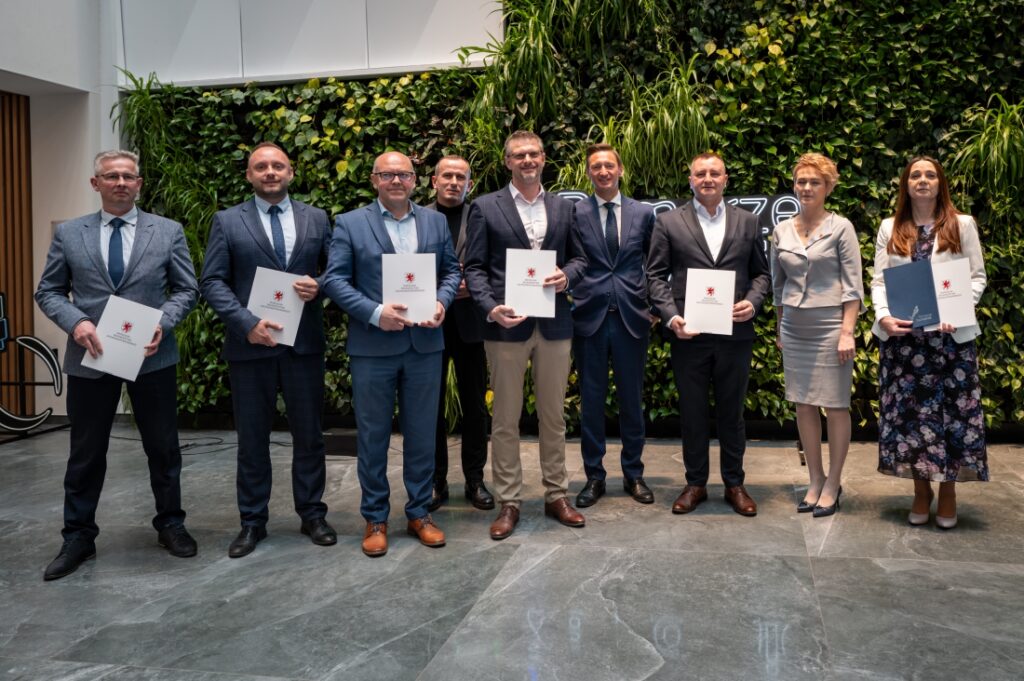 Wręczenie podpisanych umów wsparcia beneficjentom dotacji z KPO na modernizację i rozbudowę sieci wodno-kanalizacyjnych. Urząd Marszałkowski Województwa Zachodniopomorskiego 7 kwietnia 2025 r.