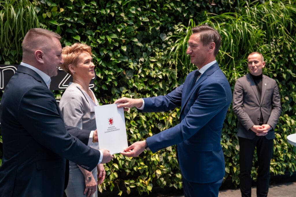 Wręczenie podpisanych umów wsparcia beneficjentom dotacji z KPO na modernizację i rozbudowę sieci wodno-kanalizacyjnych. Urząd Marszałkowski Województwa Zachodniopomorskiego 7 kwietnia 2025 r.