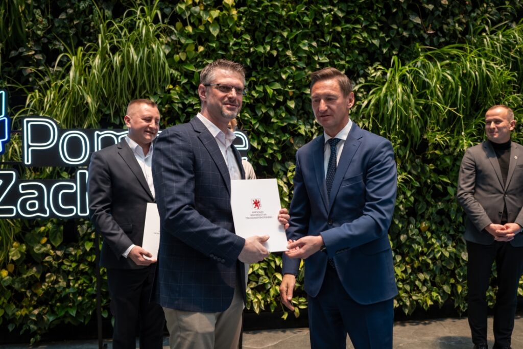 Wręczenie podpisanych umów wsparcia beneficjentom dotacji z KPO na modernizację i rozbudowę sieci wodno-kanalizacyjnych. Urząd Marszałkowski Województwa Zachodniopomorskiego 7 kwietnia 2025 r.