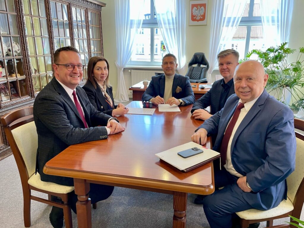 Członek Zarządu Województwa Zachodniopomorskiego Bogdan Jaroszewicz oraz Burmistrz Dobrej Krzysztof Wrzesień wraz z osobami towarzyszącymi w Urzędzie Gminy Dobra (powiat łobeski)