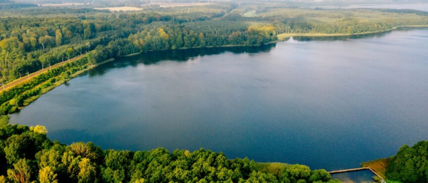 „Leśna Klasa” powstaje w okolicy jeziora Woświn