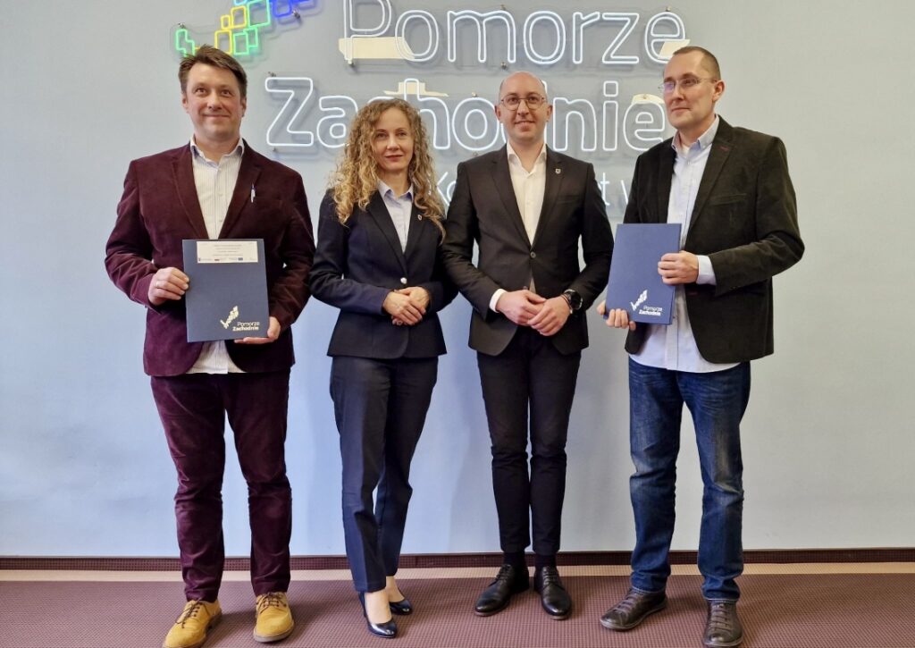 Wicemarszałek województwa Jakub Kowaliki oraz radna województwa Karolina Siwek z zarządem Fundacji Nauka dla Środowiska - prezesem Piotrem Jaśkiewiczem i wiceprezesem Arkadiuszem Borysiewiczem