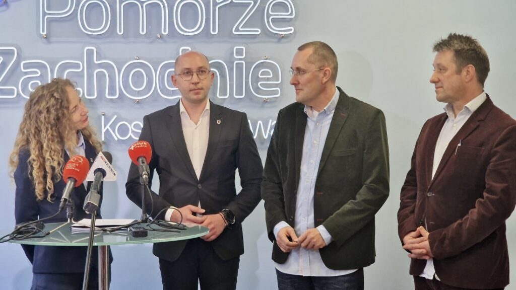 Wicemarszałek województwa Jakub Kowaliki oraz radna województwa Karolina Siwek z zarządem Fundacji Nauka dla Środowiska - prezesem Piotrem Jaśkiewiczem i wiceprezesem Arkadiuszem Borysiewiczem