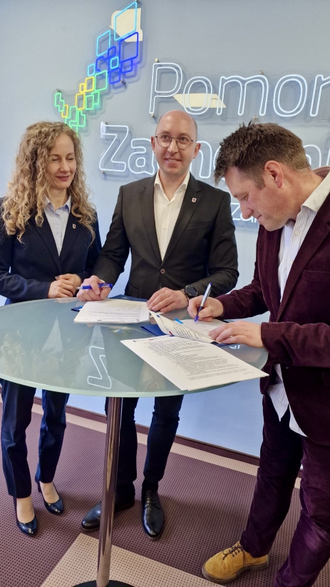 Wicemarszałek województwa Jakub Kowaliki oraz radna województwa Karolina Siwek z zarządem Fundacji Nauka dla Środowiska - prezesem Piotrem Jaśkiewiczem i wiceprezesem Arkadiuszem Borysiewiczem