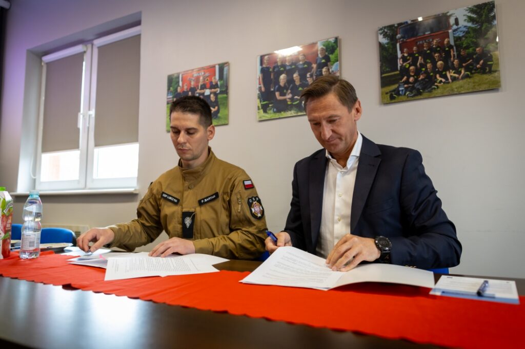 Podpisanie umowy na dofinansowanie dla OSP Lubczyna. Na zdjęciu widoczny m. in. Marszałek Województwa Zachodniopomorskiego Olgierd Geblewicz