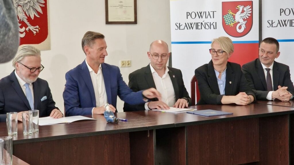 Marszałek Województwa Zachodniopomorskiego Olgierd Geblewicz, Wicemarszałek Województwa Zachodniopomorskiego Jakub Kowalik, Radna Województwa Zachodniopomorskiego Magdalena Miszke oraz włodarze gmin: Miasto Sławno, Miasto Darłowo, Gmina Sławno, Gmina Darłowo, Gmina Postomino, oraz  Powiatu Sławieński podpisujący porozumienie ZIT dla Obszaru Funkcjonalnego Sławna, 18.04.2025 w Sławnie