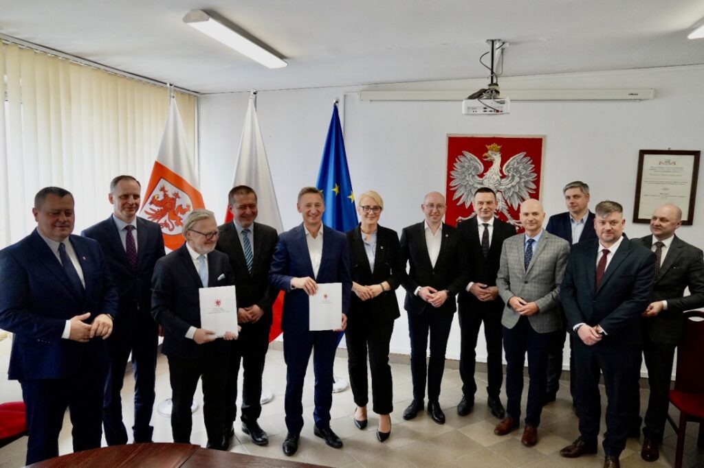 Marszałek Województwa Zachodniopomorskiego Olgierd Geblewicz, Wicemarszałek Województwa Zachodniopomorskiego Jakub Kowalik, Radna Województwa Zachodniopomorskiego Magdalena Miszke oraz włodarze gmin: Miasto Sławno, Miasto Darłowo, Gmina Sławno, Gmina Darłowo, Gmina Postomino, oraz Powiatu Sławieński podpisujący porozumienie ZIT dla Obszaru Funkcjonalnego Sławna, 18.04.2025 w Sławnie