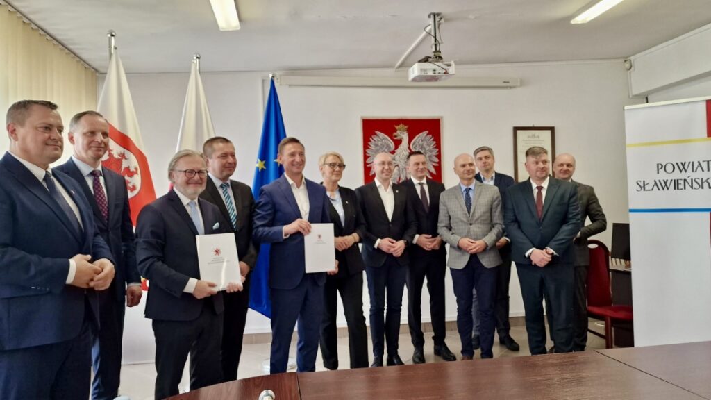 Marszałek Województwa Zachodniopomorskiego Olgierd Geblewicz, Wicemarszałek Województwa Zachodniopomorskiego Jakub Kowalik, Radna Województwa Zachodniopomorskiego Magdalena Miszke oraz włodarze gmin: Miasto Sławno, Miasto Darłowo, Gmina Sławno, Gmina Darłowo, Gmina Postomino, oraz  Powiatu Sławieński podpisujący porozumienie ZIT dla Obszaru Funkcjonalnego Sławna, 18.04.2025 w Sławnie