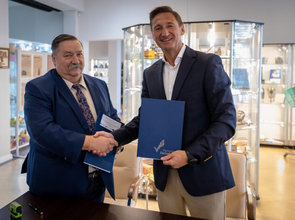 Marszałek województwa Olgierd Geblewicz (z prawej) oraz burmistrz Stepnicy Andrzej Wyganowski podpisali umowy gwarantujące gminie ponad 2 mn zł wsparcia z funduszy europejskich.