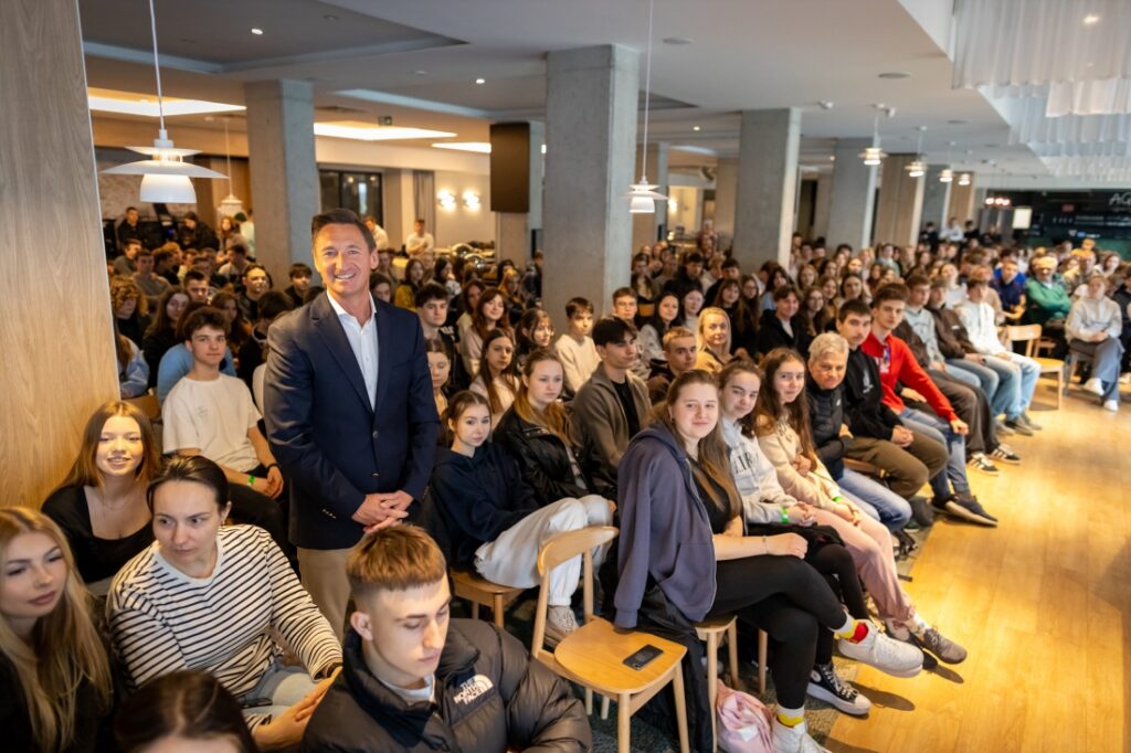 Marszałek Województwa Zachodniopomorskiego Olgierd Geblewicz spotkał się z uczestnikami obozu edukacyjnego "Zawodowy Summer Camp"