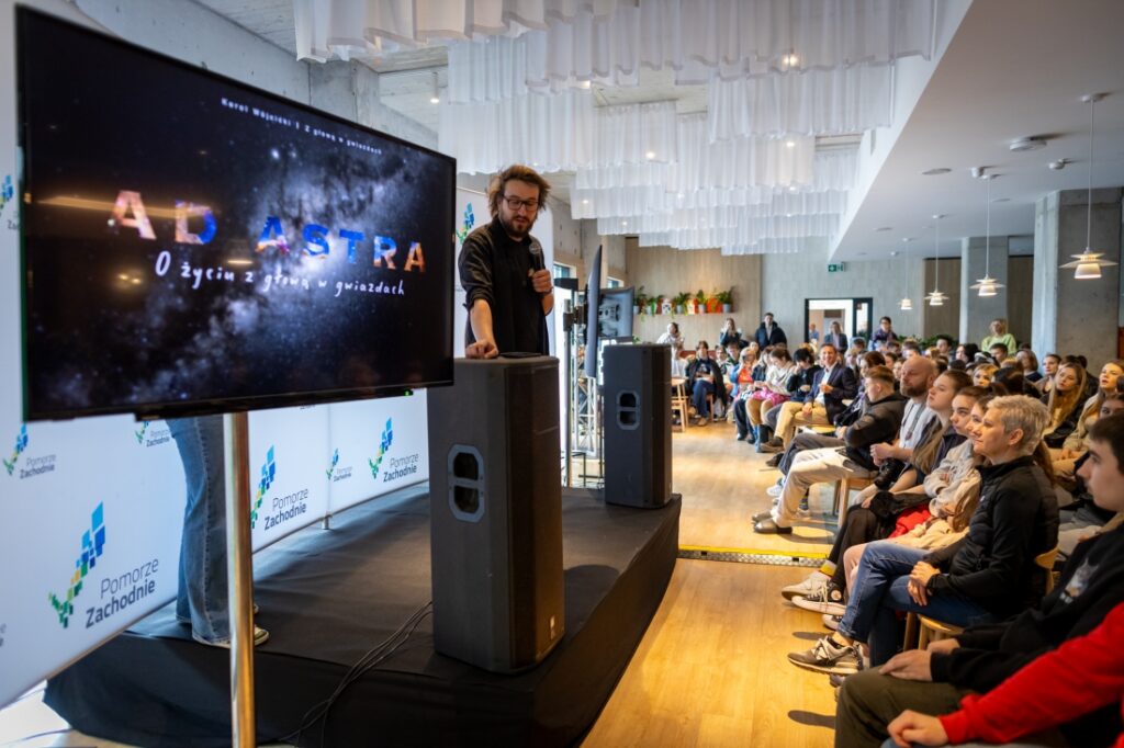 Prelekcja Karola Wójcickiego popularyzatora astronomii i autora popularnonaukowego bloga „Z głową w gwiazdach”. pt. ”Ad astra! O życiu z głową w gwiazdach”.