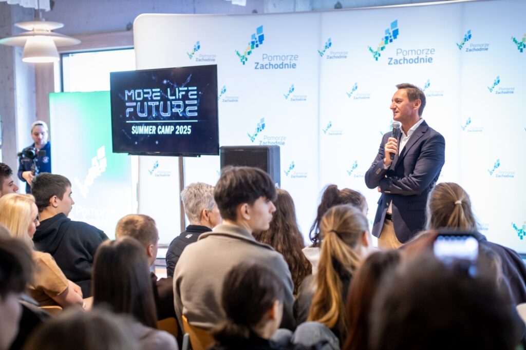 Marszałek Województwa Zachodniopomorskiego Olgierd Geblewicz spotkał się z uczestnikami obozu edukacyjnego "Zawodowy Summer Camp"