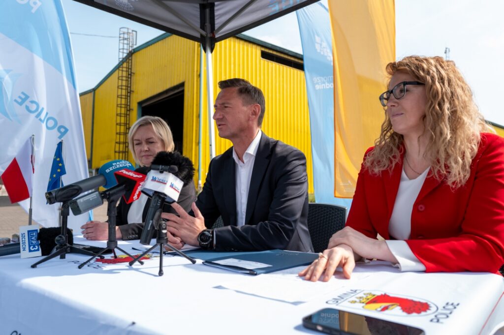 Na zdjęciu m. in. Marszałek Województwa Zachodniopomorskiego Olgierd Geblewicz podczas podpisywania umowy na dofinansowanie rozbudowy kompostowni w Zakładzie Odzysku i Składowania Odpadów Komunalnych w Leśnie Górnym, 23 kwietnia 2025 r.