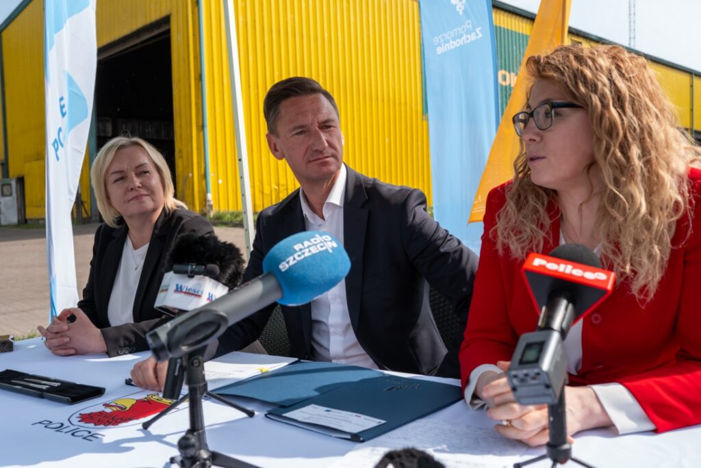 Na zdjęciu m. in. Marszałek Województwa Zachodniopomorskiego Olgierd Geblewicz podczas podpisywania umowy na dofinansowanie rozbudowy kompostowni w Zakładzie Odzysku i Składowania Odpadów Komunalnych w Leśnie Górnym, 23 kwietnia 2025 r.