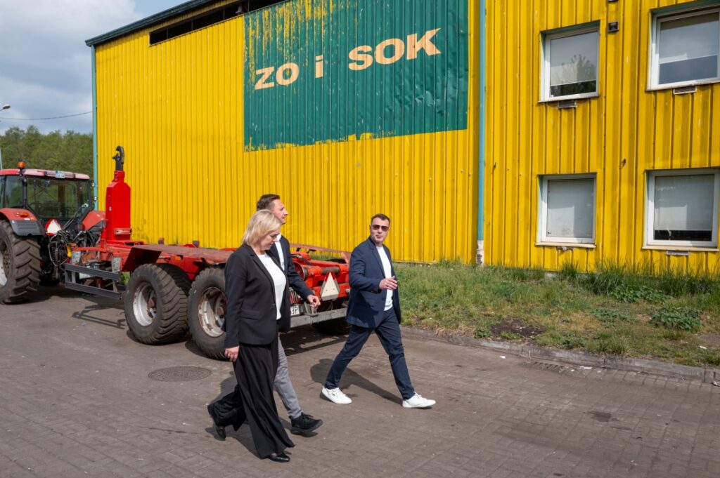 Na zdjęciu m. in. Marszałek Województwa Zachodniopomorskiego Olgierd Geblewicz podczas podpisywania umowy na dofinansowanie rozbudowy kompostowni w Zakładzie Odzysku i Składowania Odpadów Komunalnych w Leśnie Górnym, 23 kwietnia 2025 r.