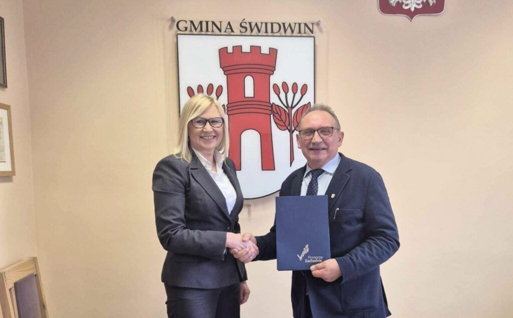 Wicemarszałkini Anna Bańkowska i wójt Kazimierz Lechocki podpisali umowę o dofinansowanie na budowę sieci wodociągowej w gminie Świdwin