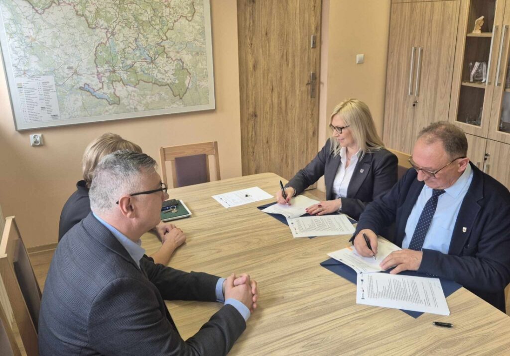 Wicemarszałkini Anna Bańkowska i wójt Kazimierz Lechocki podpisują umowę o dofinansowanie na budowę sieci wodociągowej w gminie Świdwin