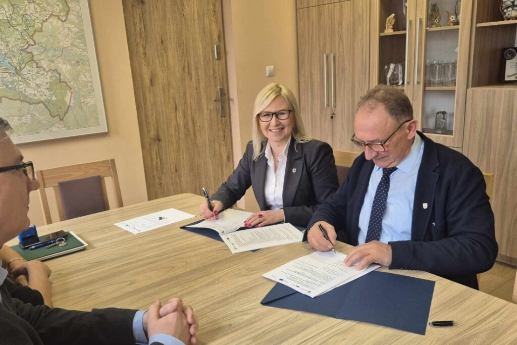 Wicemarszałkini Anna Bańkowska i wójt Kazimierz Lechocki podpisują umowę o dofinansowanie na budowę sieci wodociągowej w gminie Świdwin