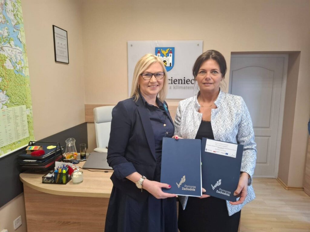 Wicemarszałkini województwa Anna Bańkowska z burmistrzynią Małgorzatą Głodek podpisują umowę o dofinansowanie inwestycji w Złocieńcu, 1 kwietnia 2025 r.