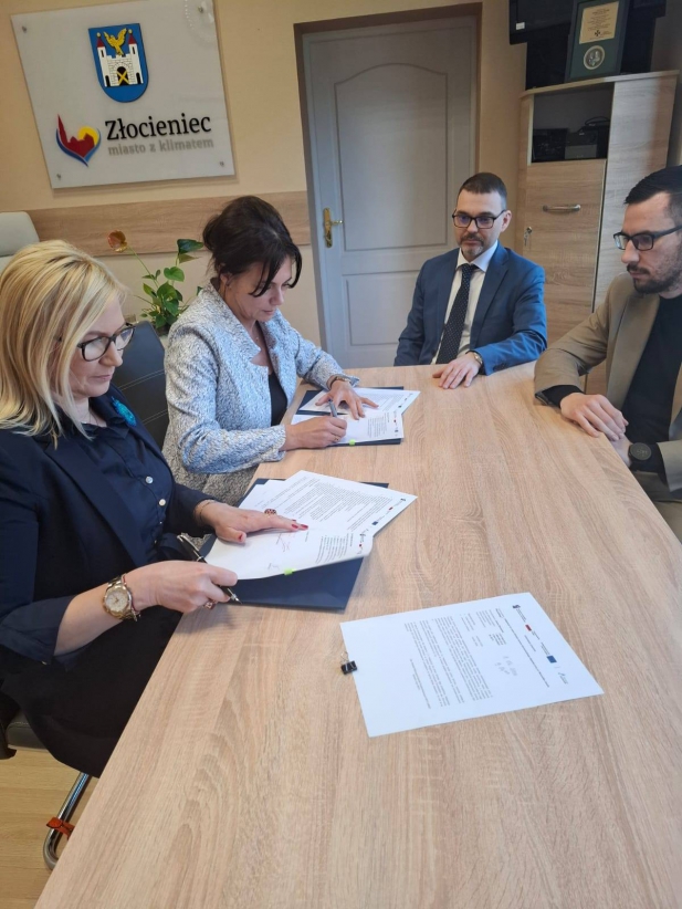 Wicemarszałkini województwa Anna Bańkowska z burmistrzynią Małgorzatą Głodek podpisują umowę o dofinansowanie inwestycji w Złocieńcu, 1 kwietnia 2025 r.