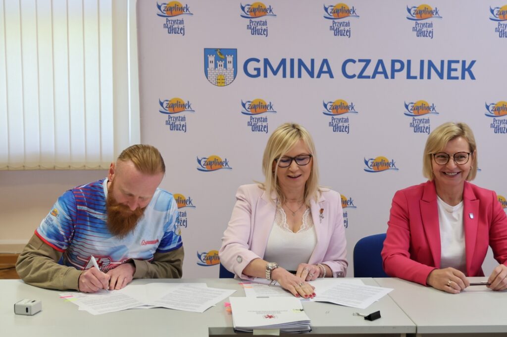 Wicemarszałkini Anna Bańkowska wraz z innymi osobami, podpisanie umowy o dofinansowanie dla stowarzyszenia "Rundorfina", Czaplinek, 30 kwietnia 2025 r.  
