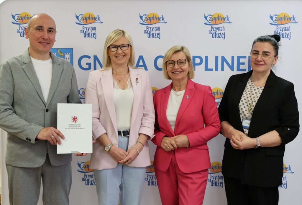 Wicemarszałkini Anna Bańkowska wraz z innymi osobami po podpisaniu umowy o dofinansowanie dla gminy Czaplinek, 30 kwietnia 2025 r.  
