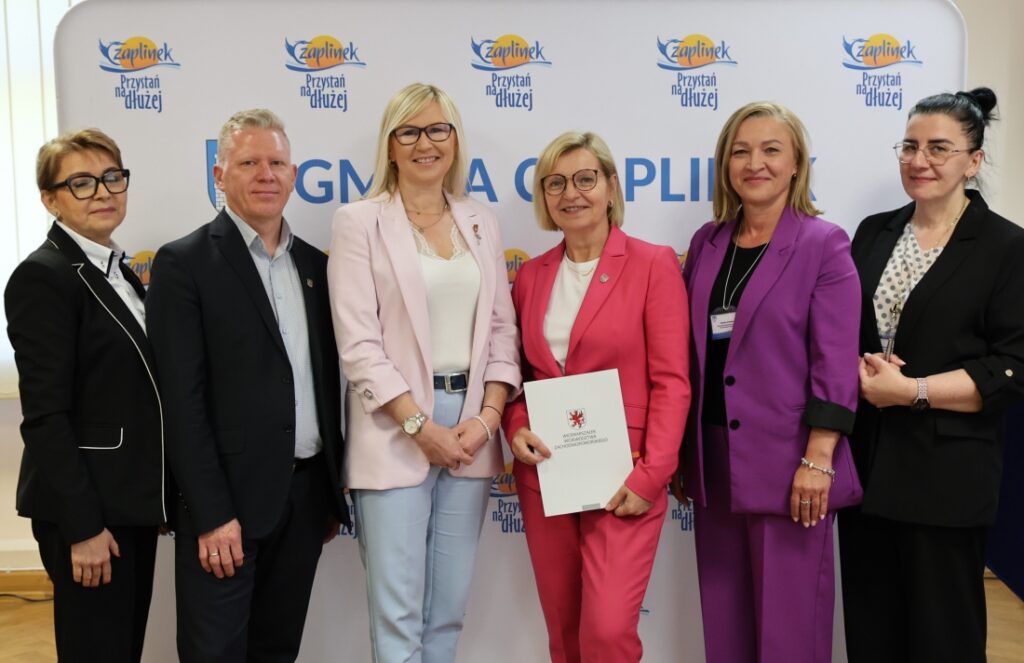 Wicemarszałkini Anna Bańkowska wraz z innymi osobami po podpisaniu umowy o dofinansowanie dla gminy Czaplinek, 30 kwietnia 2025 r.  