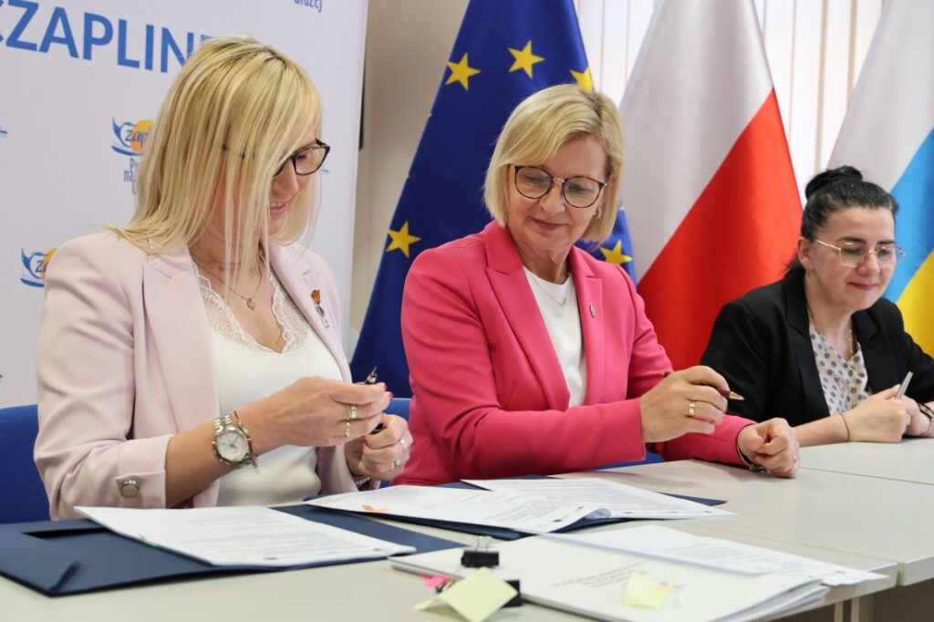 Wicemarszałkini Anna Bańkowska wraz z innymi osobami podpisuje umowę o dofinansowanie dla gminy Czaplinek, 30 kwietnia 2025 r.