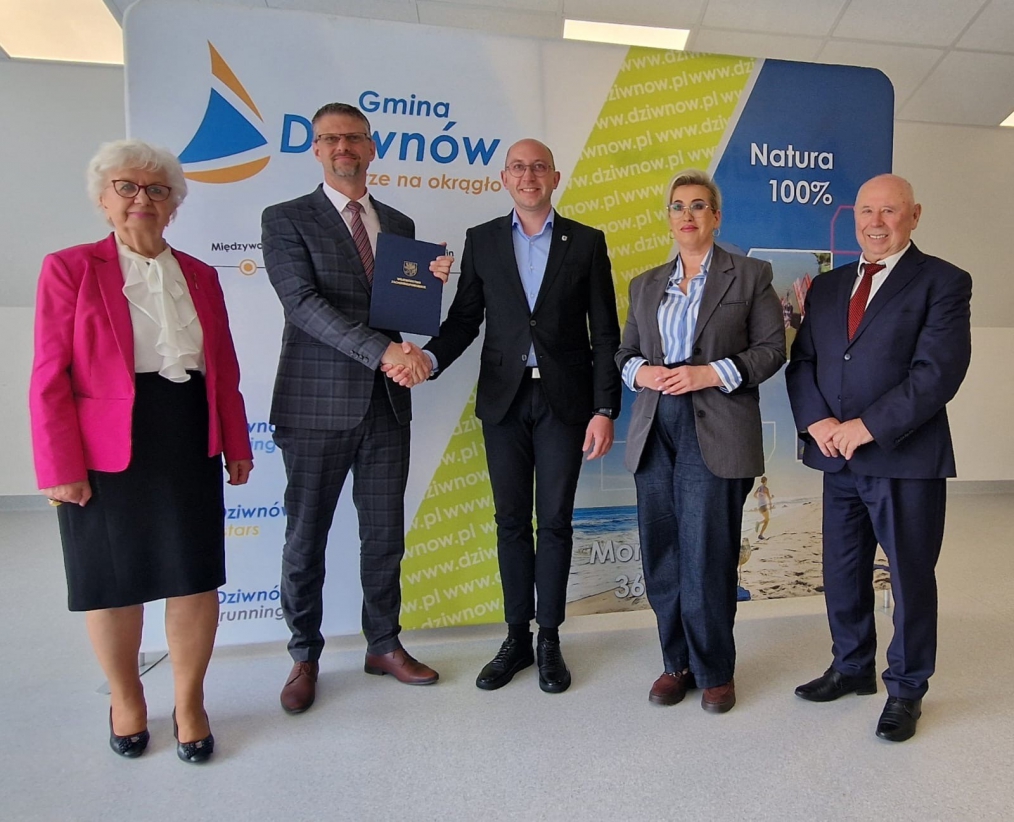 Wicemarszałek Województwa Zachodniopomorskiego Jakub Kowalik oraz Burmistrz Dziwnowa Łukasz Dzioch po podpisaniu umowy o dofinansowanie dla gminy Dziwnów, poniedziałek, 19 maja 2025 r.