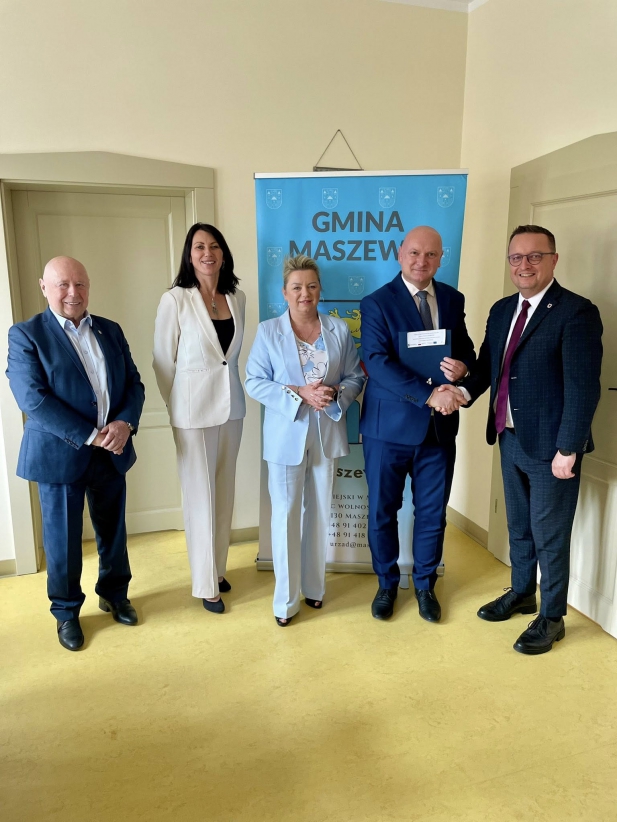 Na zdjęciu m. in. Członek Zarządu Województwa Zachodniopomorskiego Bogdan Jaroszewicz i Burmistrz Maszewa Paweł Piesio, 27 maja 2025 roku