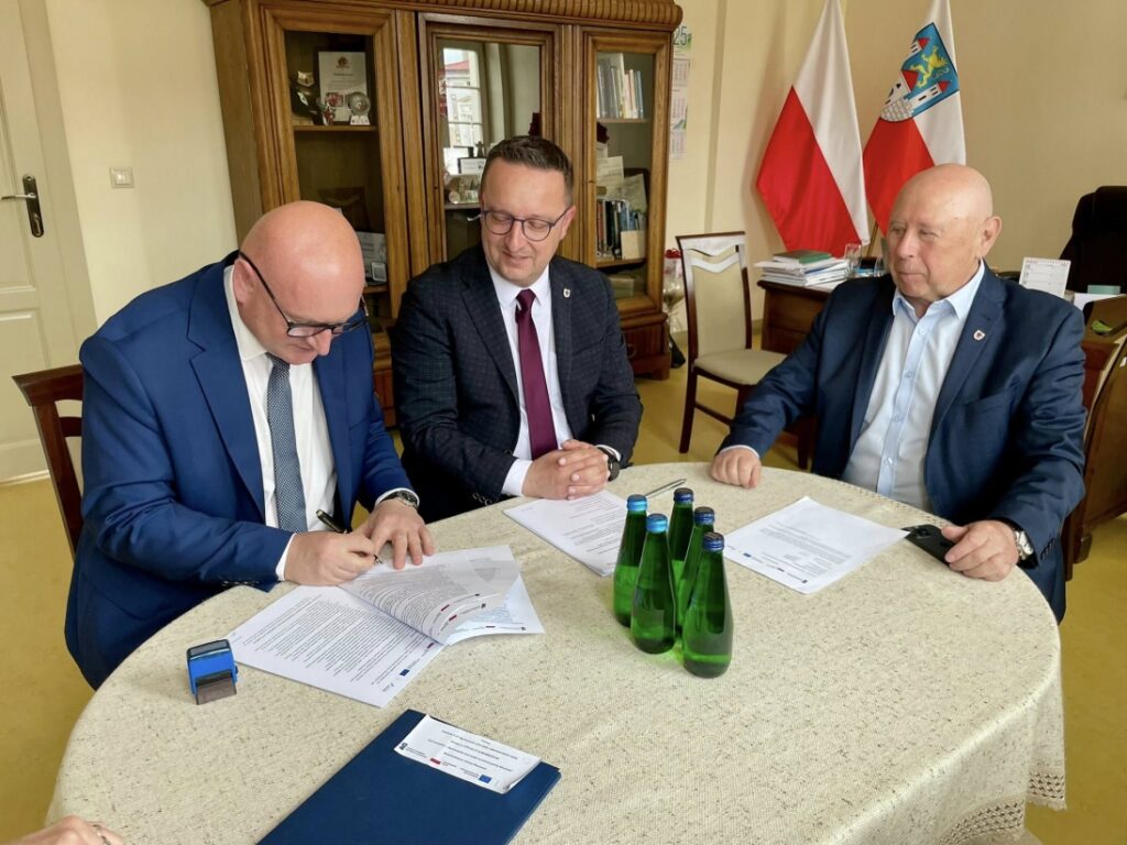 Na zdjęciu m. in. Członek Zarządu Województwa Zachodniopomorskiego Bogdan Jaroszewicz i Burmistrz Maszewa Paweł Piesio, 27 maja 2025 roku