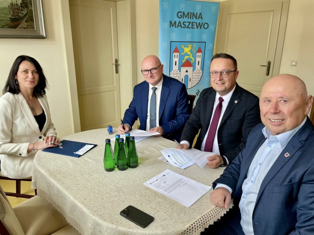 Na zdjęciu m. in. Członek Zarządu Województwa Zachodniopomorskiego Bogdan Jaroszewicz i Burmistrz Maszewa Paweł Piesio, 27 maja 2025 roku