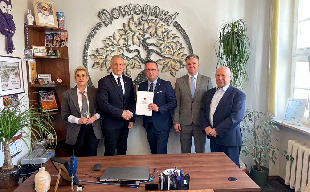 Podpisanie umów na dofinansowanie infrastruktury edukacyjnej w Nowogardzie, 14 maja 2025 roku. Na zdjęciu m. in. członek Zarządu Województwa Bogdan Jaroszewicz i burmistrz Michał Wiatr