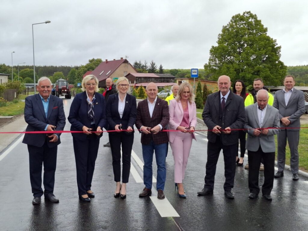 Oddanie do użytku drogi łączącej miejscowości Będlino i Sośnicę. Na zdjęciu widoczna grupa osób dokonującia otwarcia nowej drogi., miedzy innymi wicemarszałkini Anna Bańkowska
