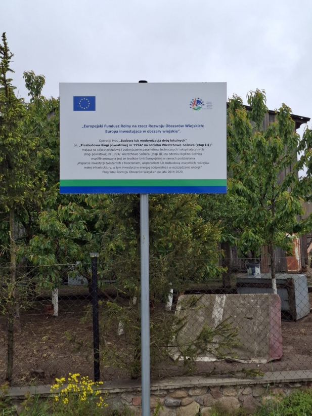 Tablica informująca o dofinansowaniu ze środków UE budowy drogi w powiecie drawskim