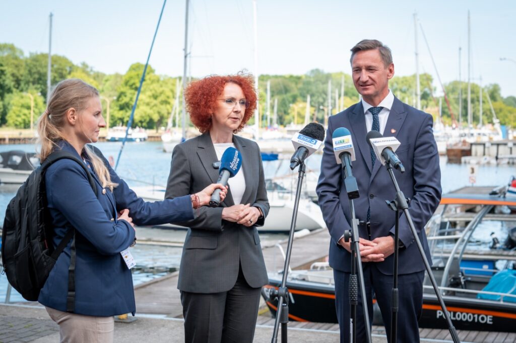 Marszałek Województwa Zachodniopomorskiego Olgierd Geblewicz i prezydent Świnoujścia Joanna Agatowska, podpisanie umowy na dofinansowanie modernizacji Portu Jachtowego w Świnoujściu, 26 maja 2025 r.