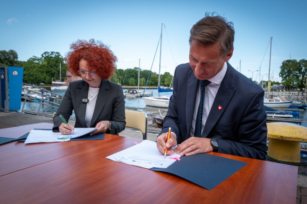 Marszałek Województwa Zachodniopomorskiego Olgierd Geblewicz i prezydent Świnoujścia Joanna Agatowska, podpisanie umowy na dofinansowanie modernizacji Portu Jachtowego w Świnoujściu, 26 maja 2025 r.