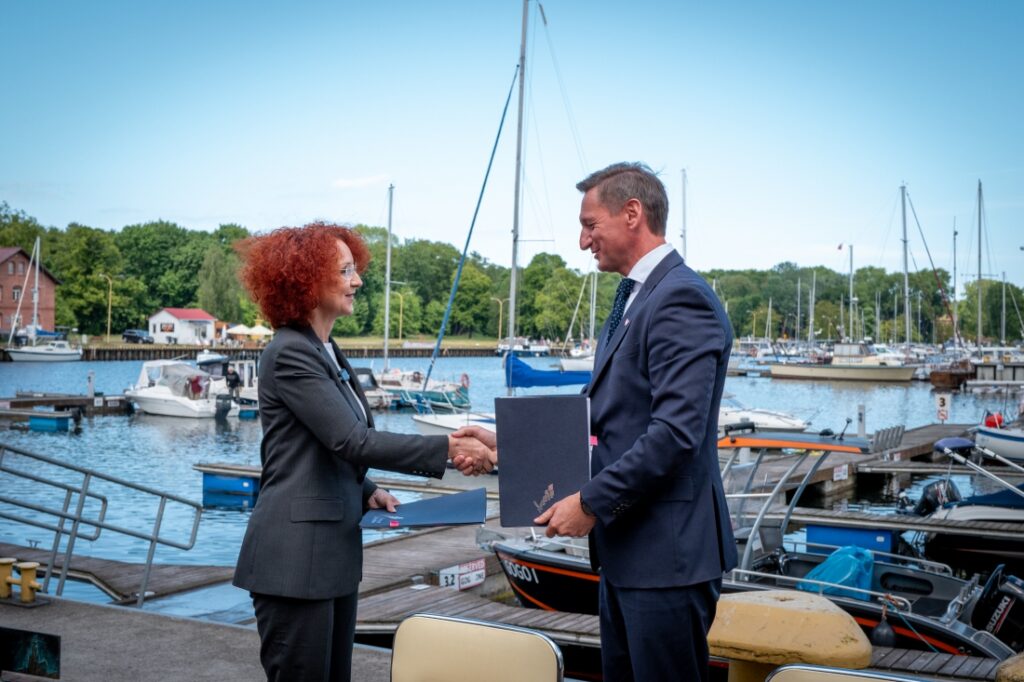 Marszałek Województwa Zachodniopomorskiego Olgierd Geblewicz i prezydent Świnoujścia Joanna Agatowska, podpisanie umowy na dofinansowanie modernizacji Portu Jachtowego w Świnoujściu, 26 maja 2025 r.