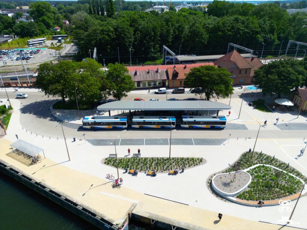 Widok z lotu ptaka na Dworzec PKP i przystanek autobusowy w Świnoujściu