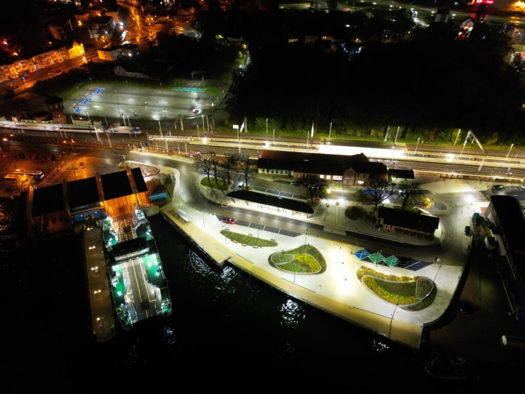 Widok z lotu ptaka na Dworzec PKP i przystanek autobusowy w Świnoujściu, w nocy